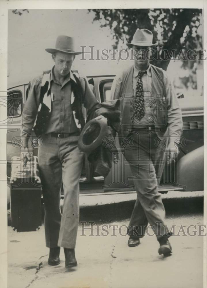 1938 Press Photo Wyoming-Marshal Sanders leads James Merritt to kidnaping trial