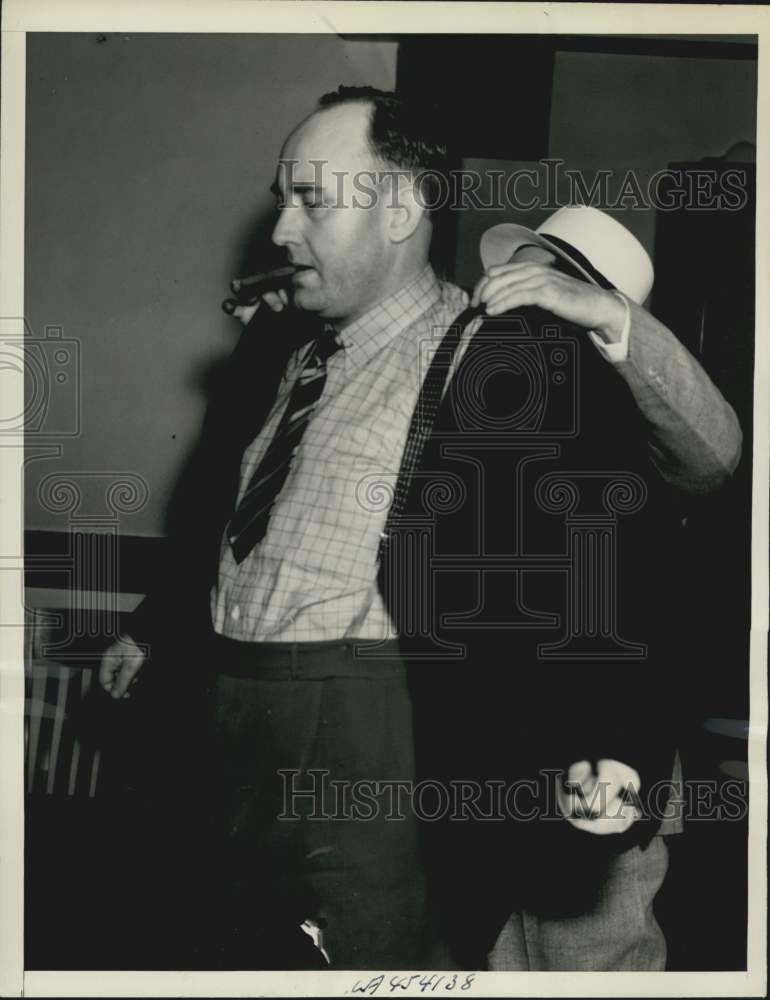 1938 Press Photo Arthur Hansen being held in Los Angeles for attorney killings