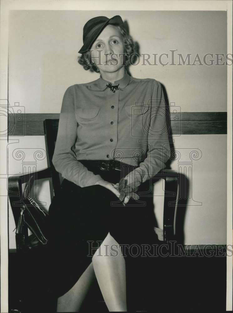 Load image into Gallery viewer, 1938 Press Photo Ms. Anderson being interviewed at Attorney's office in Chicago
