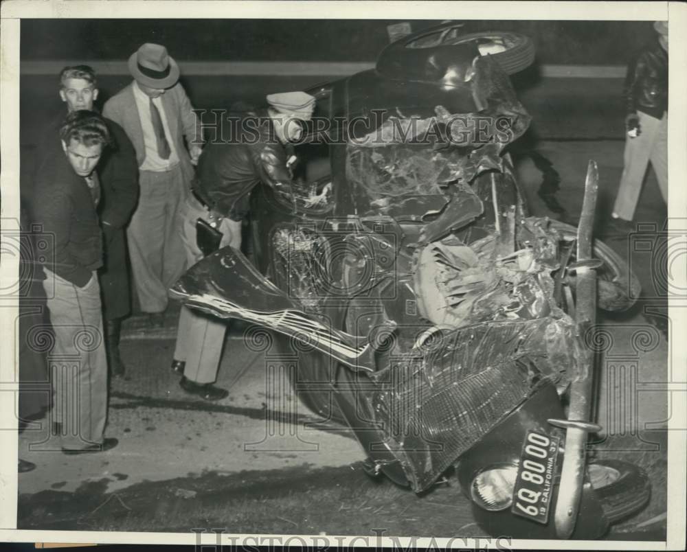 1938 Press Photo Police Investigate One of Two Autos That Crashed on Venice Blvd