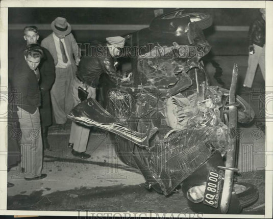 1938 Press Photo Police Investigate One of Two Autos That Crashed on Venice Blvd
