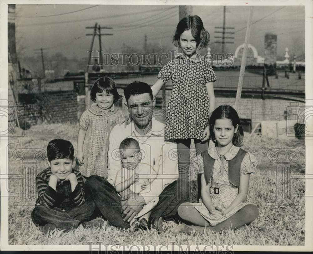 1938 Press Photo John R. Galatis With His Five Children in Kansas City