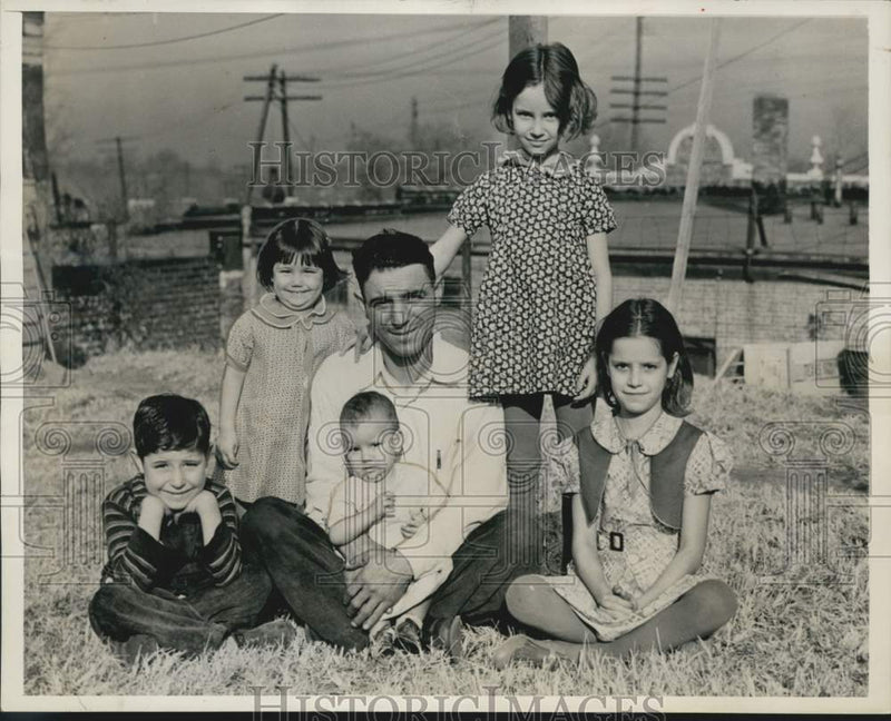 Load image into Gallery viewer, 1938 Press Photo John R. Galatis With His Five Children in Kansas City
