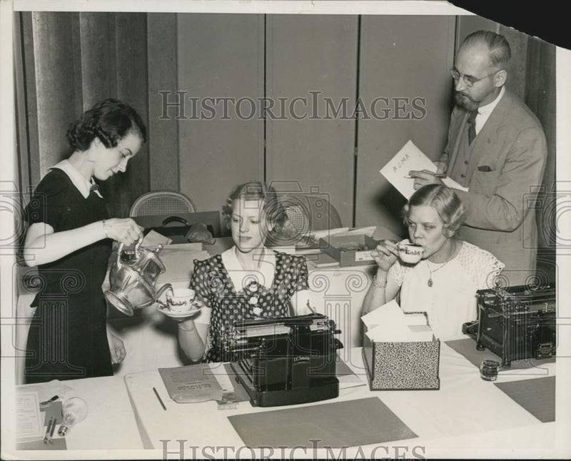 Load image into Gallery viewer, 1937 Press Photo Dr. Donald Laird introduces tea to the lady employees
