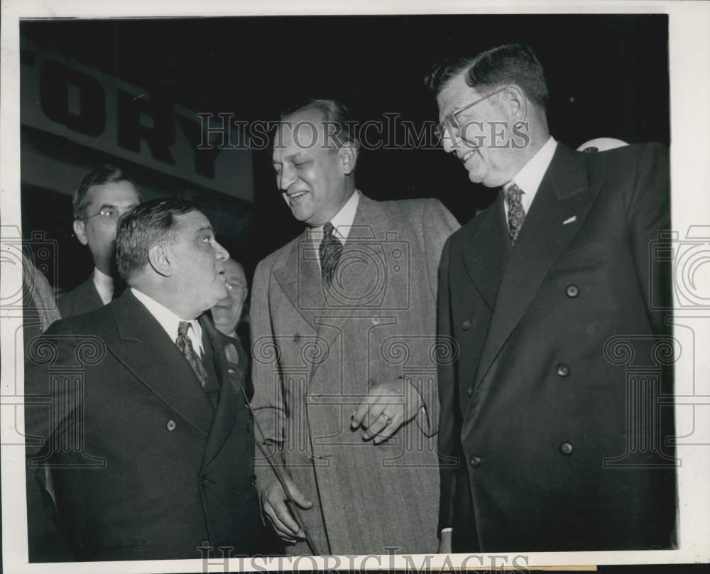 1944 Press Photo Fiorello H. LaGuardia escorted by Scott W. Lucas in Chicago