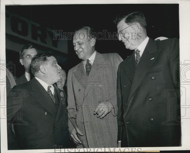 Load image into Gallery viewer, 1944 Press Photo Fiorello H. LaGuardia escorted by Scott W. Lucas in Chicago
