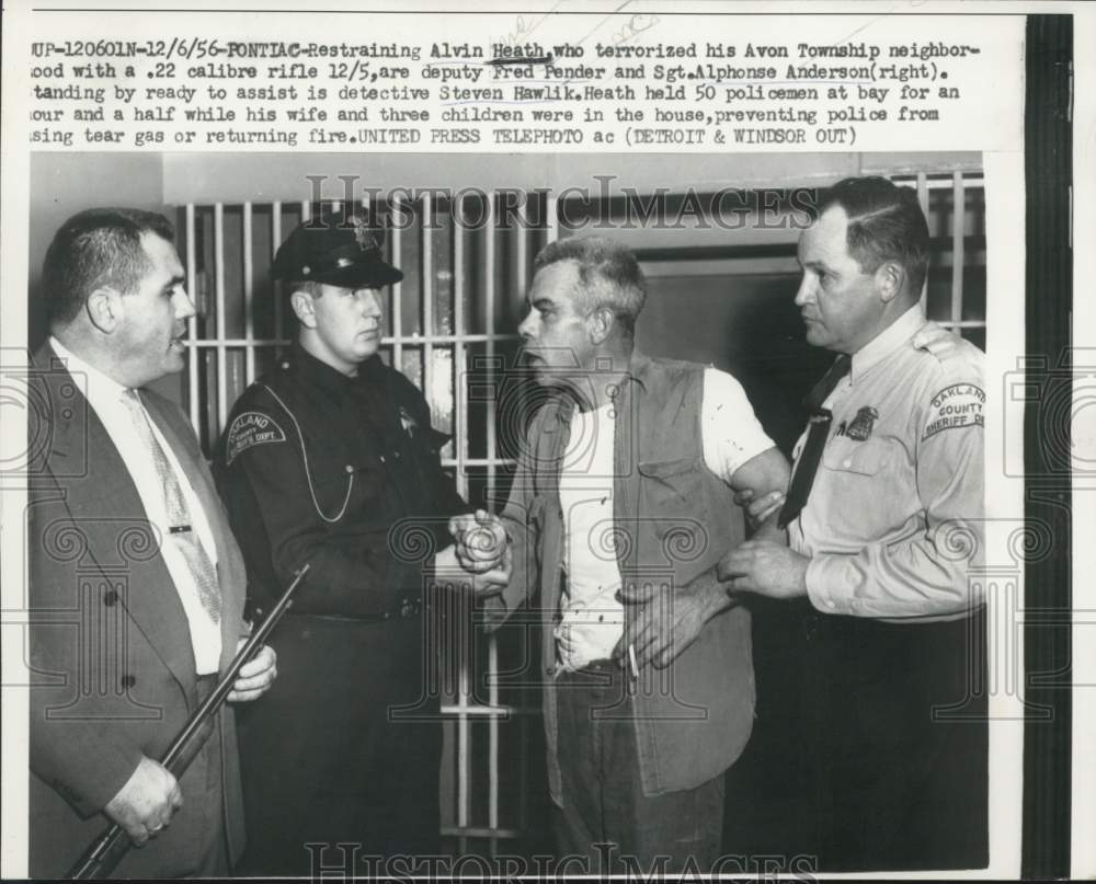 1956 Press Photo Deputy Pender and Sgt. Anderson restrain Alvin Heath at Pontiac- Historic Images