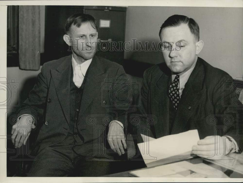 Load image into Gallery viewer, 1939 Press Photo Indiana-Sheriff John Knotts questions Henry Schurg for murder
