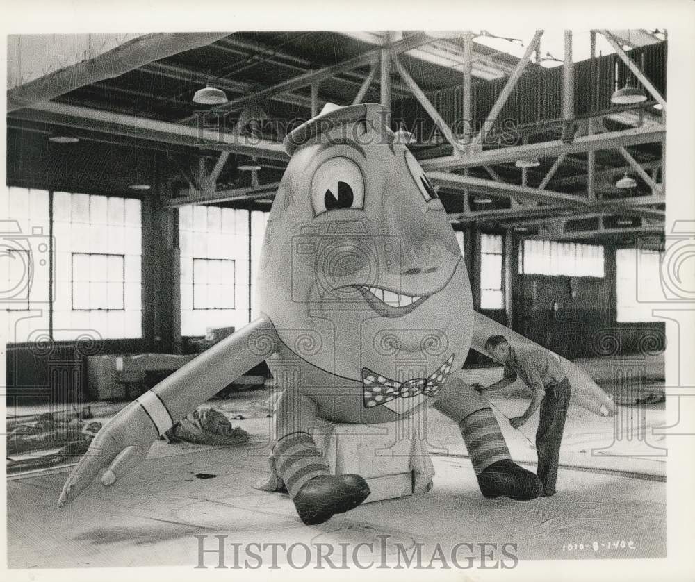 Press Photo Humpty Dumpty Balloon - nef73056