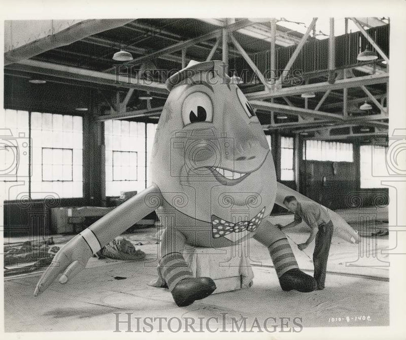 Load image into Gallery viewer, Press Photo Humpty Dumpty Balloon - nef73056
