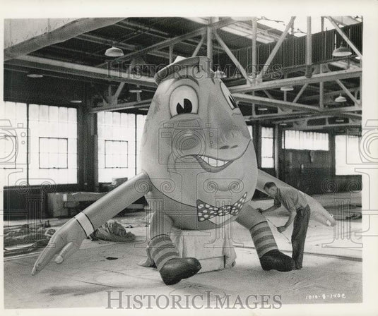 Press Photo Humpty Dumpty Balloon - nef73056