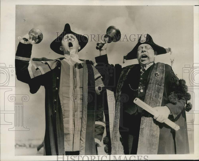 Load image into Gallery viewer, 1939 Press Photo Town Criers F. Welch and Walter Abbott in Croydon England
