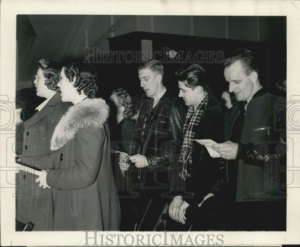 1939 Press Photo Group singing "America" at Citizenship Day, Manitowoc,Wisconsin