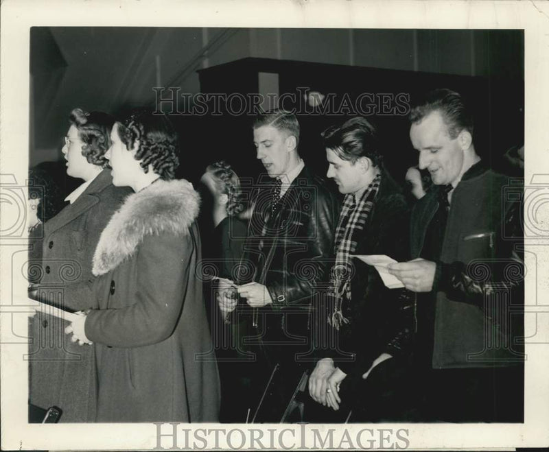 Load image into Gallery viewer, 1939 Press Photo Group singing "America" at Citizenship Day, Manitowoc,Wisconsin
