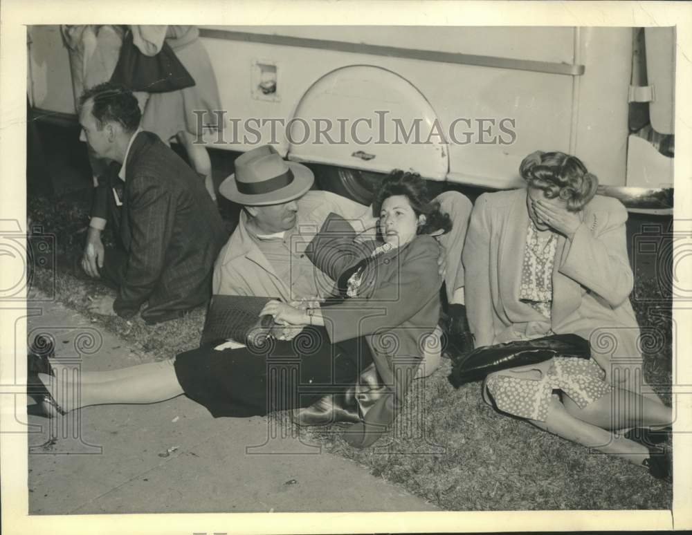 1944 Press Photo Passengers Injured in Hollywood-Los Angeles Bus crash