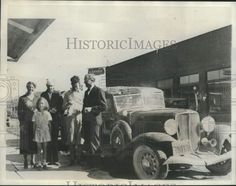 1933 Press Photo Sen. Burton Wheeler of MT &amp; Family Shown Next to Repaired Auto- Historic Images