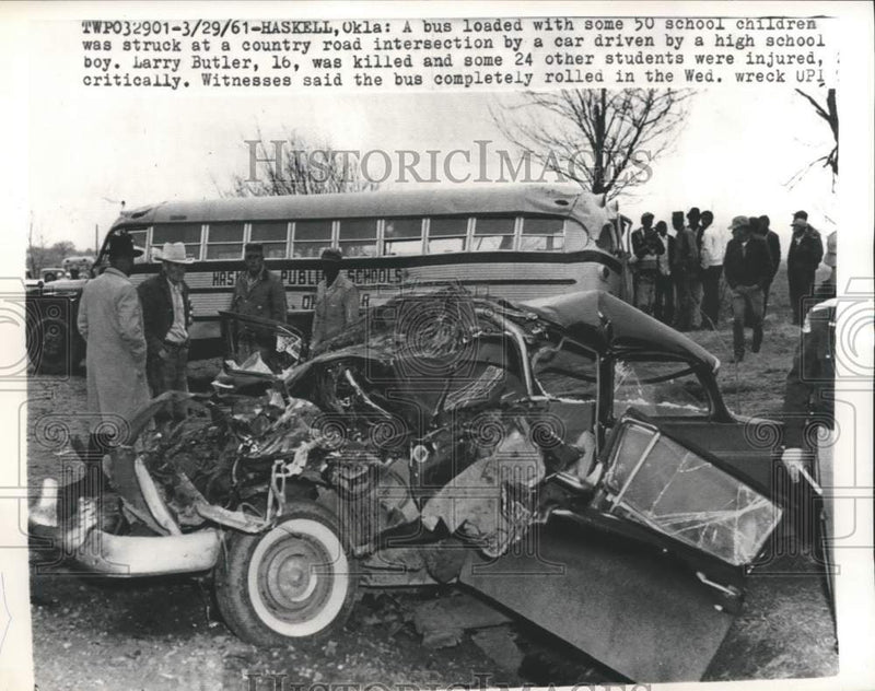 Load image into Gallery viewer, 1961 Press Photo Officers View Crash site in Haskell, Oklahoma - nef73142
