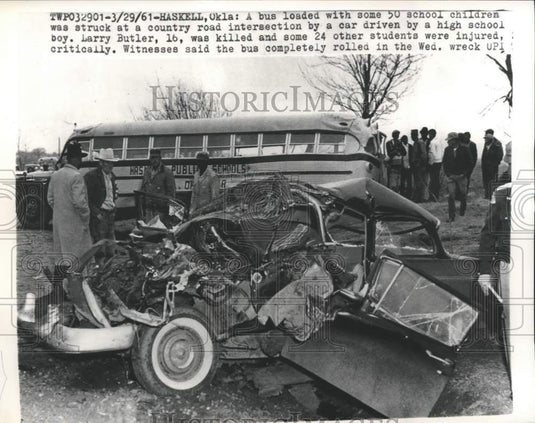 1961 Press Photo Officers View Crash site in Haskell, Oklahoma - nef73142