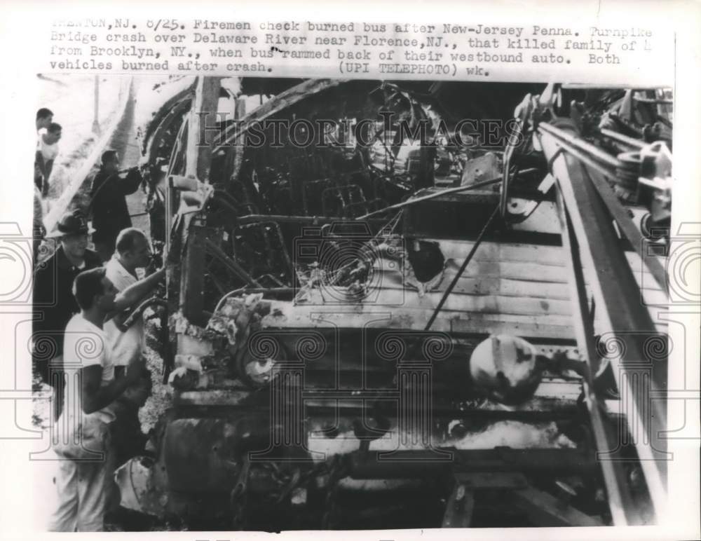 1962 Press Photo Burned Bus Wreckage After Delaware River Bridge Crash In N.J.