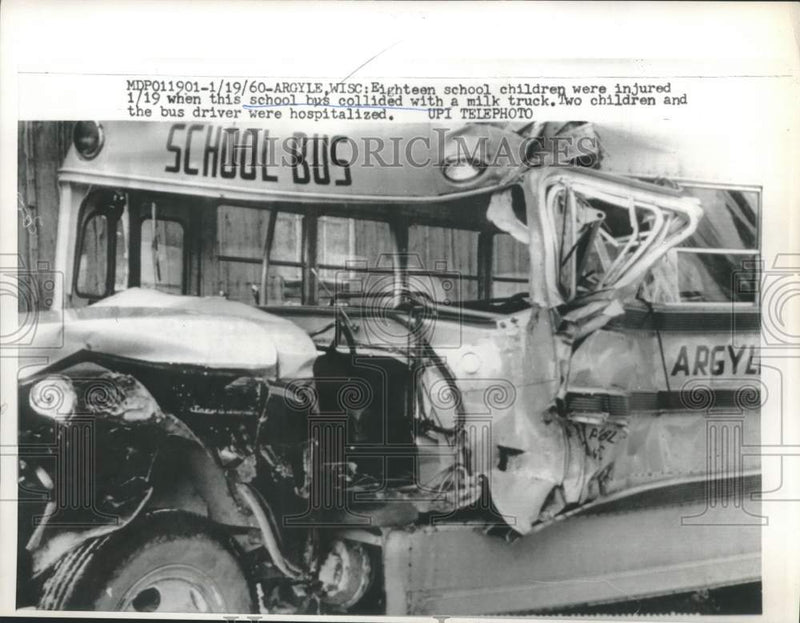 Load image into Gallery viewer, 1960 Press Photo Bus collides with Milk Truck in Argyle, Wisconsin - nef73214
