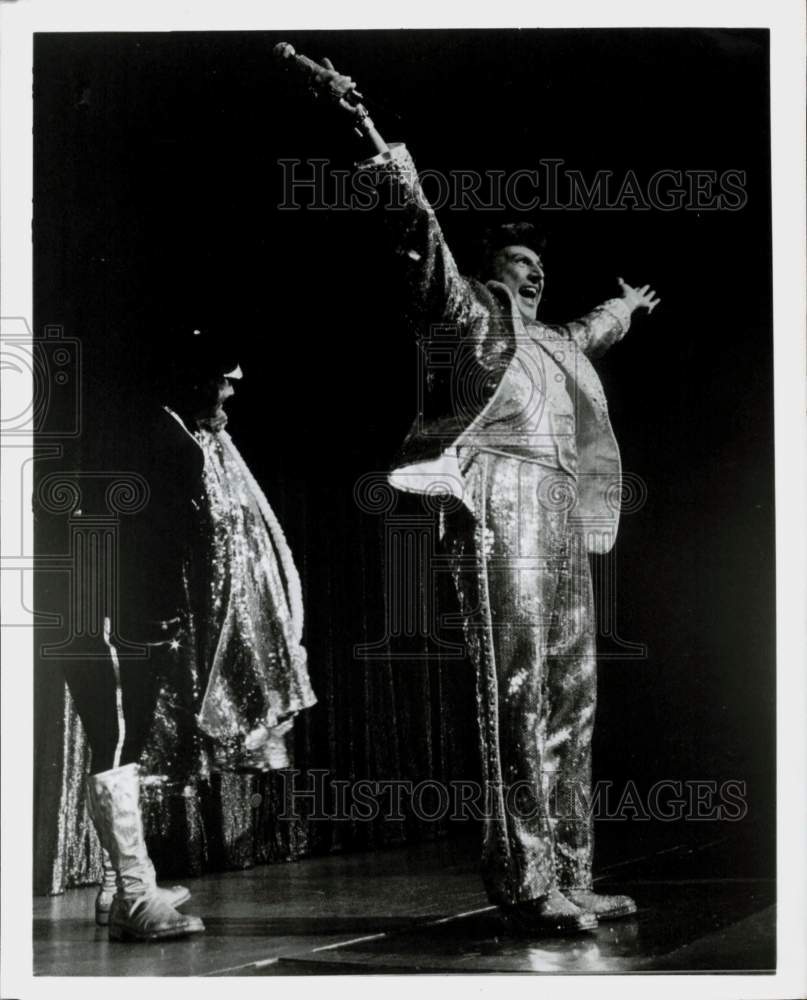 Press Photo Pianist and entertainer Liberace performs on stage - nef73572- Historic Images