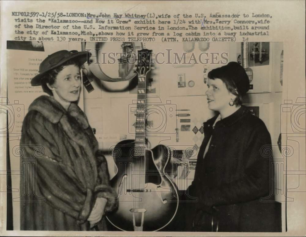 1958 Press Photo Mrs. John Whitney, Mrs. Terry Connors visit exhibit in London- Historic Images