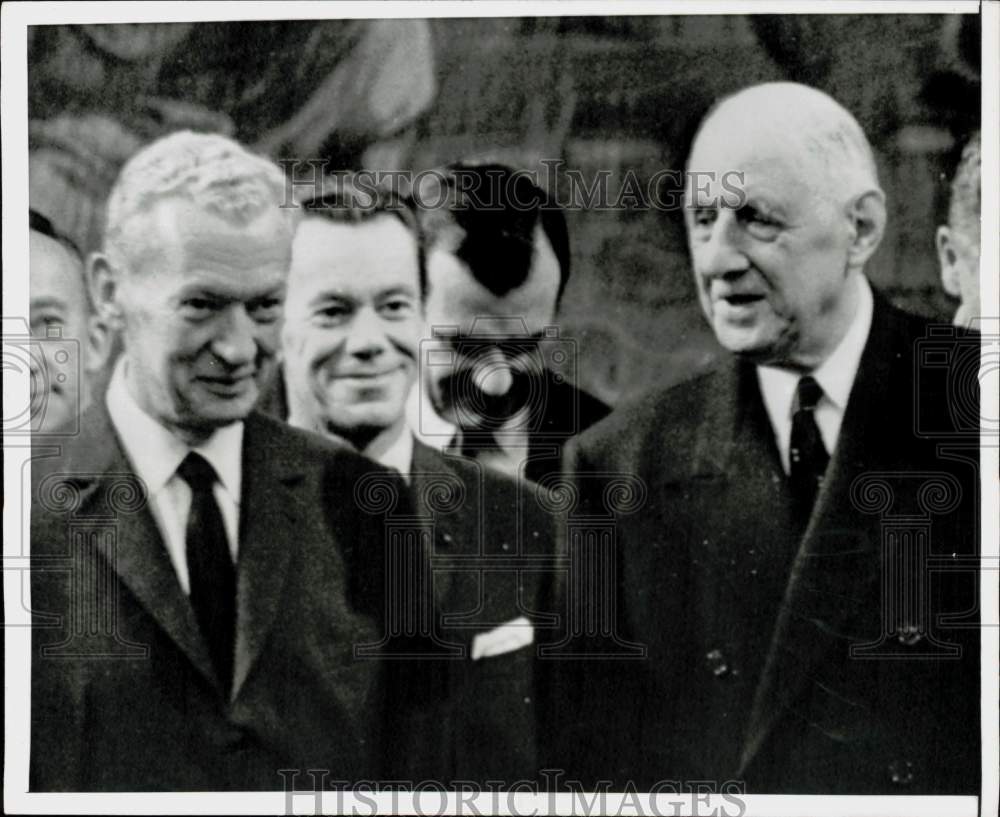 1968 Press Photo President Charles de Gaulle chats with fellow French officials