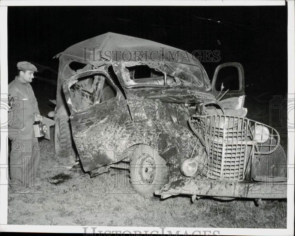 1940 Press Photo Army station wagon wreckage after fatal collision, Lancaster CA- Historic Images