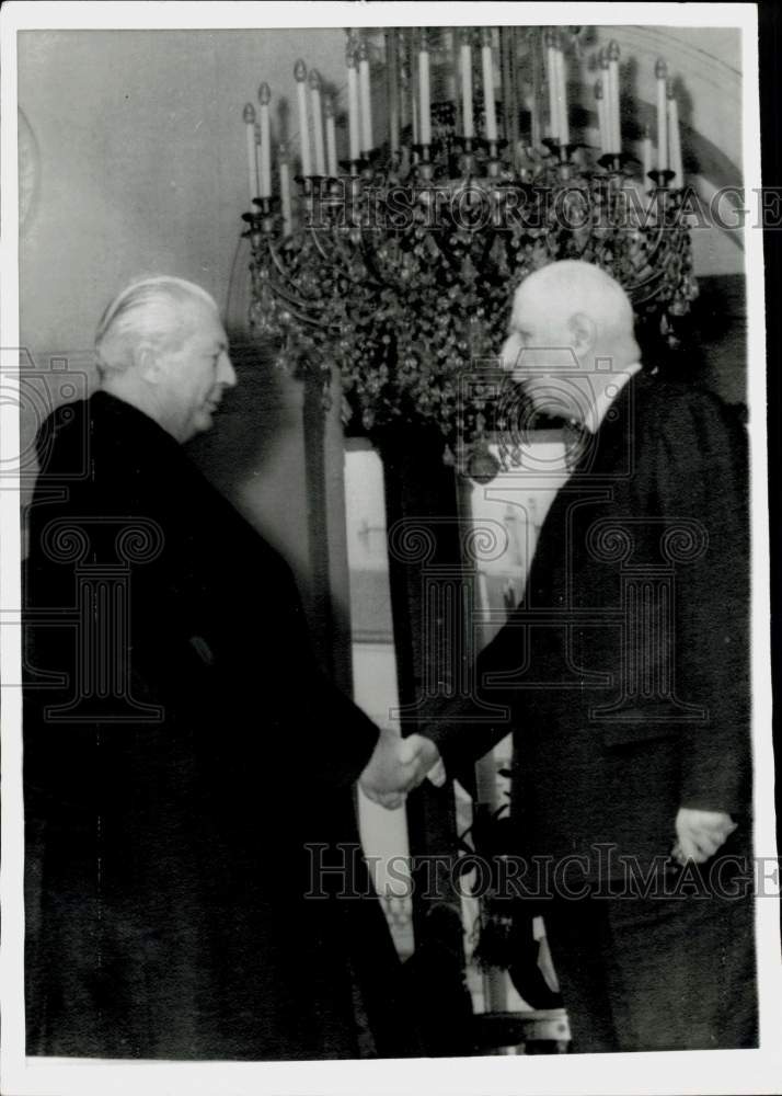 Load image into Gallery viewer, 1968 Press Photo Kurt Georg Kiesinger and Charles de Gaulle shake hands, Paris
