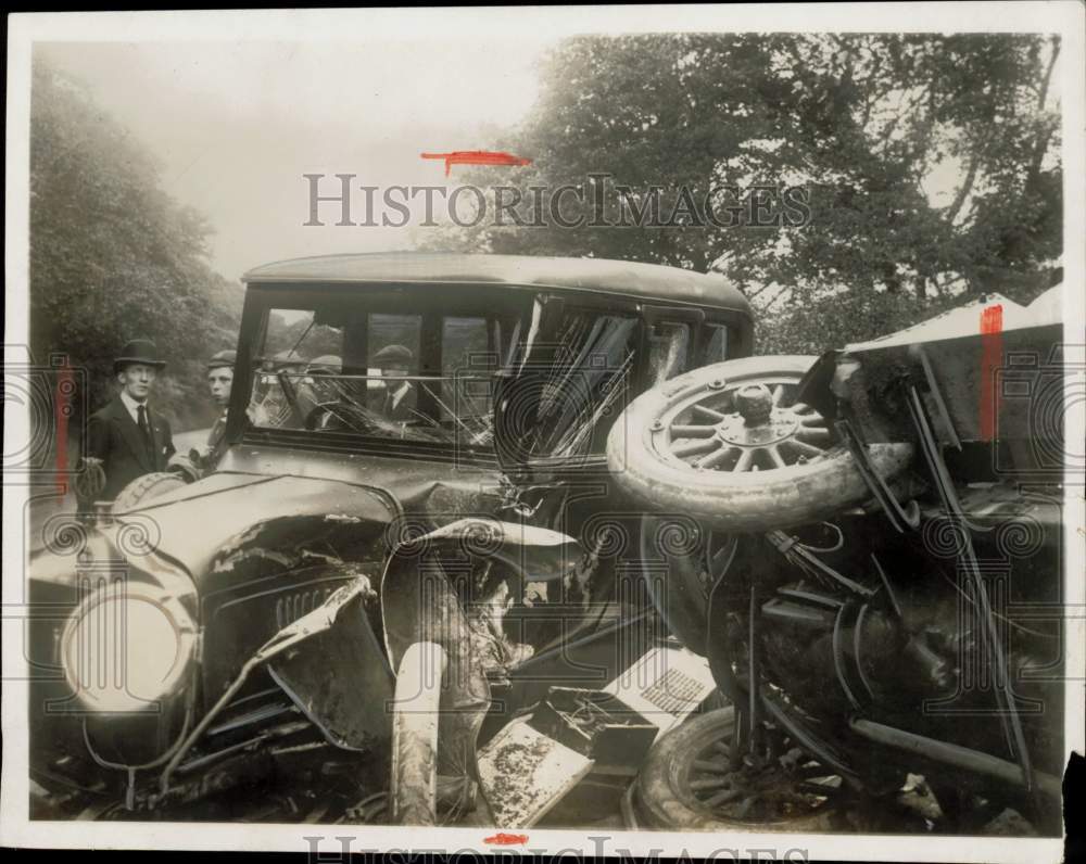 1928 Press Photo People inspect a crashed Minerva sedan and overturned truck- Historic Images