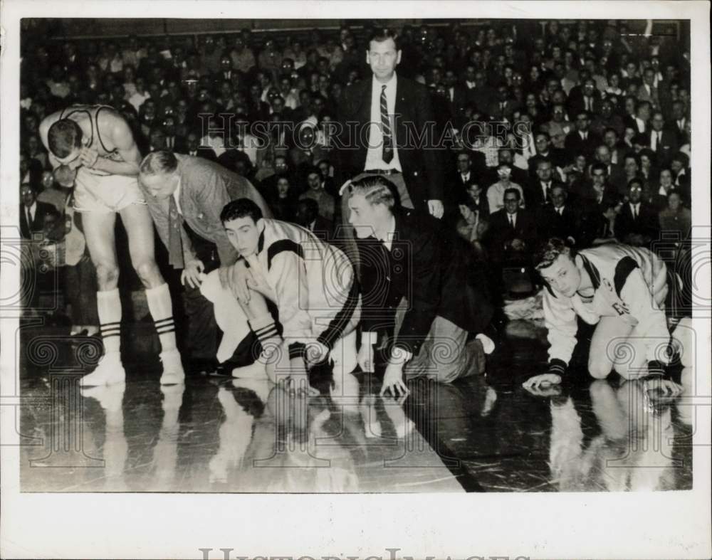 1960 Press Photo Minnesota players look for contact lens on basketball court- Historic Images