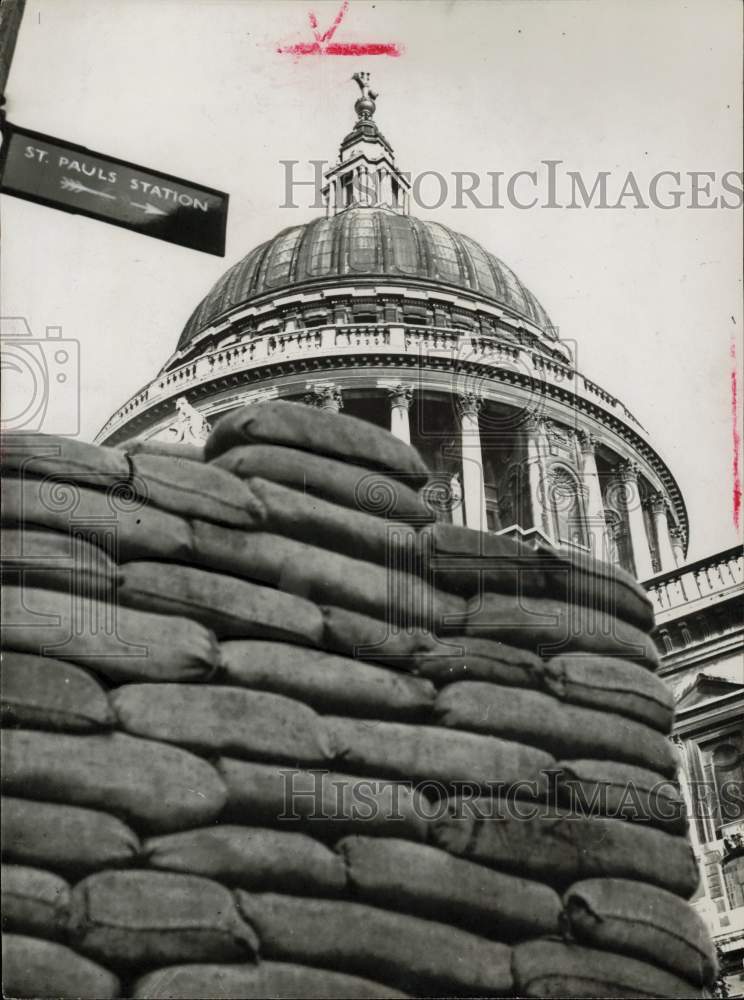 1940 Press Photo Dome of St. Paul Cathedral looms over pile of sandbags, London- Historic Images