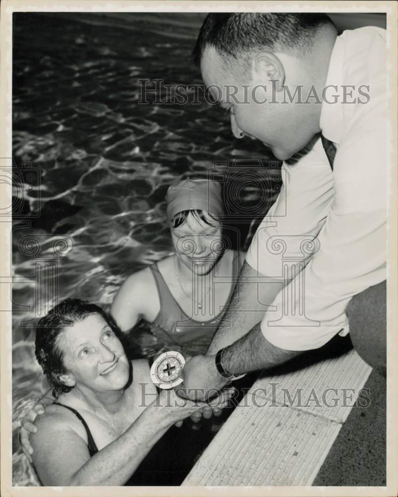 1962 Press Photo Ruth E. Coburn receives &quot;Swim and Stay Fit&quot; certification- Historic Images