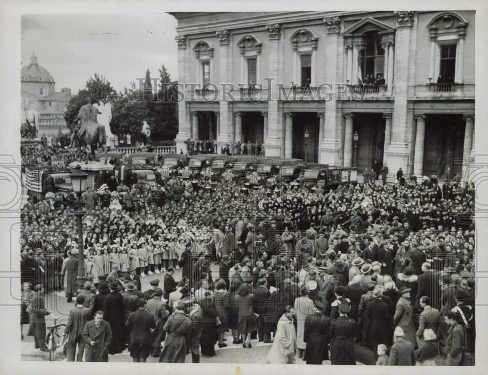 1948 Press Photo Romans receive food donated by American people, Italy- Historic Images