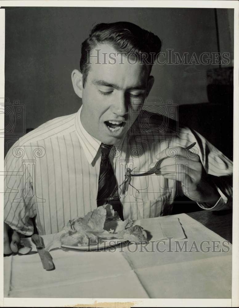 1940 Press Photo College student Ralph Kearin eats grasshoppers, Los Angeles, CA- Historic Images