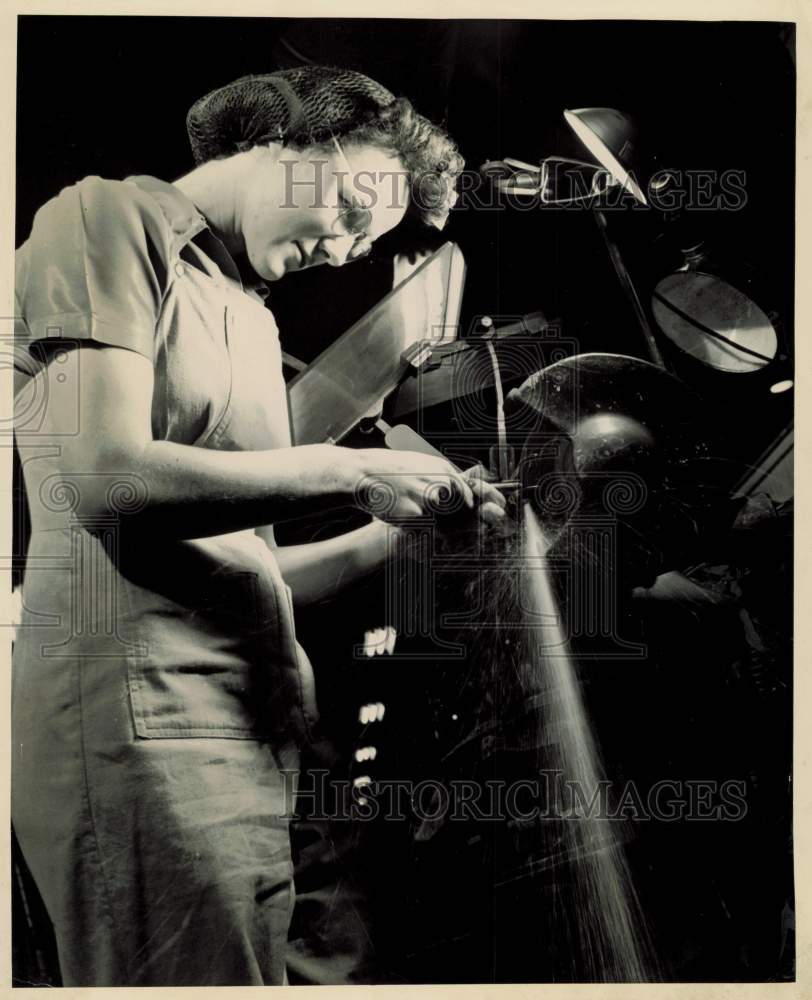 1943 Press Photo Leedy J. Mejack working in Westinghouse Electric war plant, PA- Historic Images