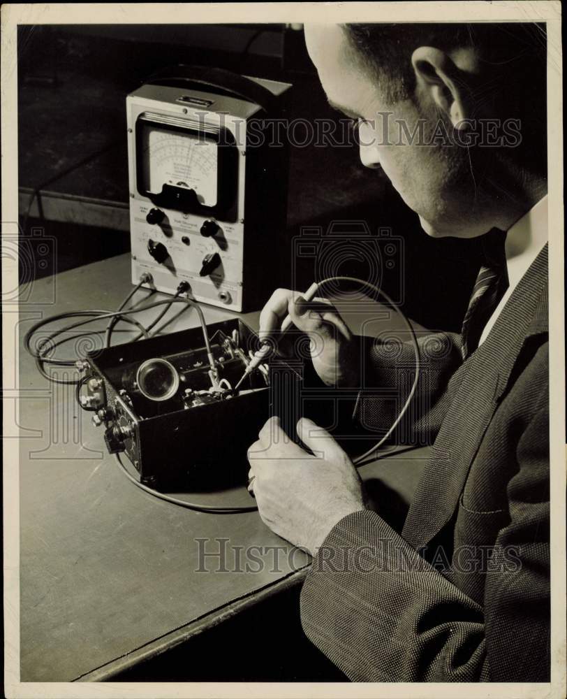 1944 Press Photo H.D. Moreland checks circuit of phototimer at Westinghouse- Historic Images