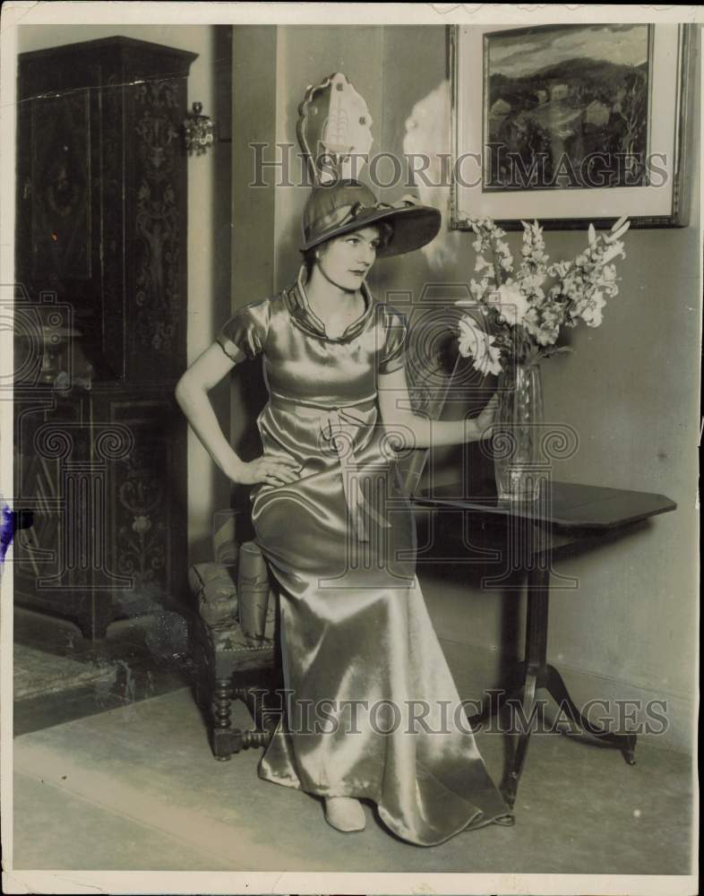 Press Photo Anne Stockton models costume for Beaux Arts Ball, New York City, NY- Historic Images