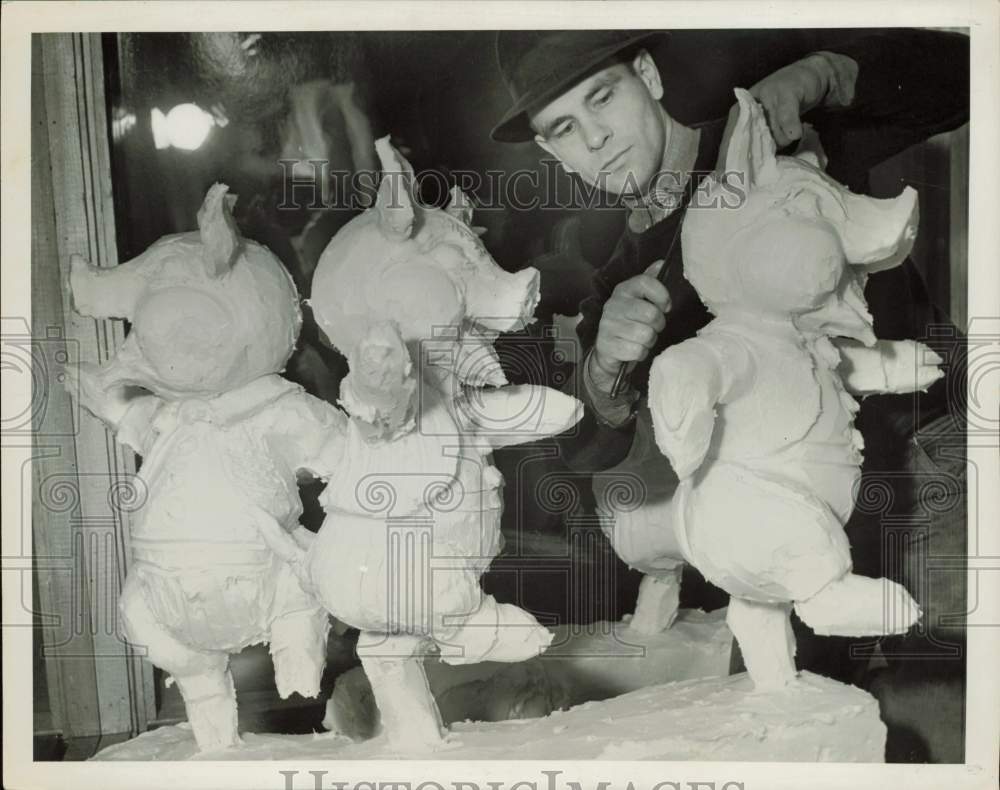 1939 Press Photo Charles Umlauf sculpts &quot;Three Little Pigs&quot; from lard, Missouri- Historic Images