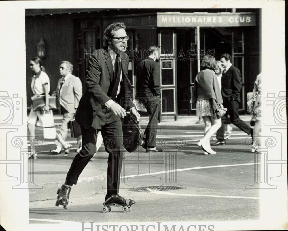 1971 Press Photo David S. Lake roller skating to work, Chicago, Illinois- Historic Images