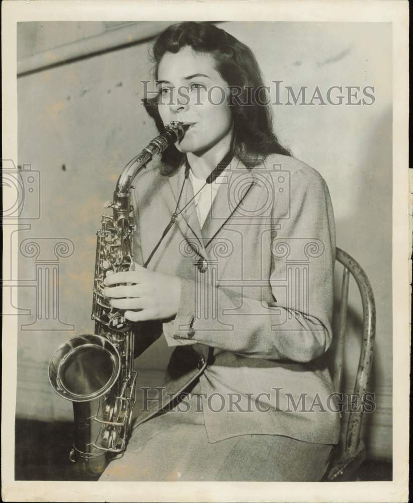 1950 Press Photo Phyllis Ann Leotz plays alto sax with U-M concert band, MI- Historic Images