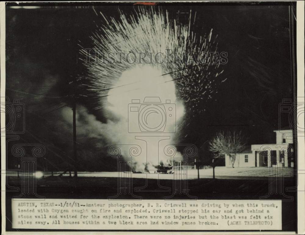 1951 Press Photo Truck loaded with oxygen catches fire and explodes, Texas- Historic Images