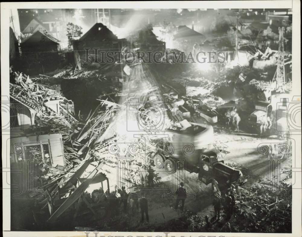 1947 Press Photo Workers search thru debris of electro-plating works blast, CA- Historic Images