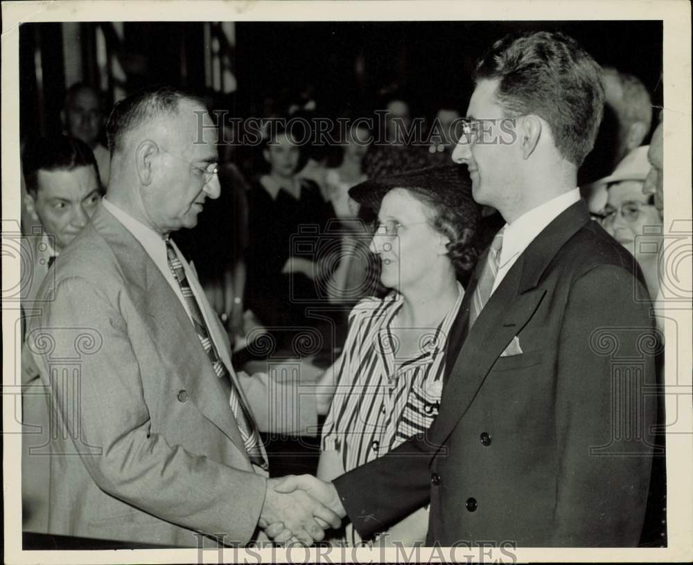 1944 Press Photo Judge Friedman congratulates Richard Vincent on prison release- Historic Images