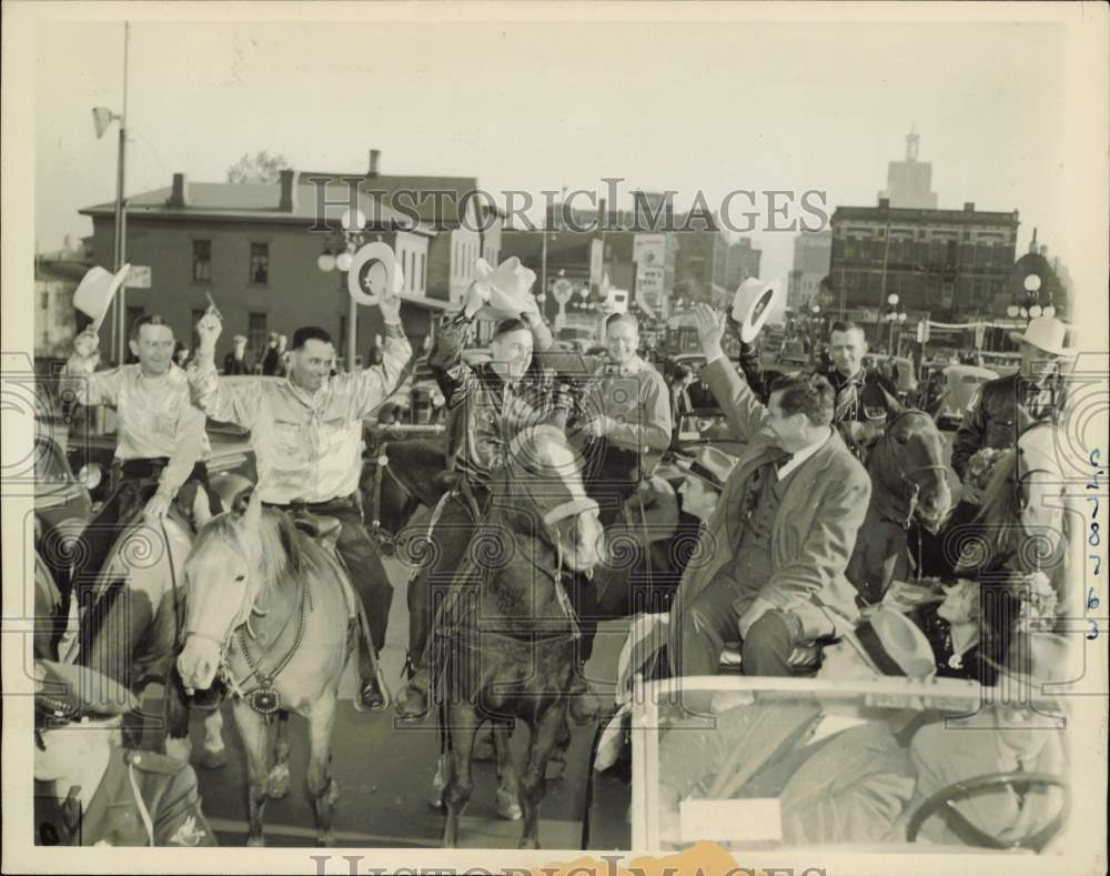 1940 Press Photo Wendell Willkie is greeted by an escort of cowboys St. Paul MN- Historic Images