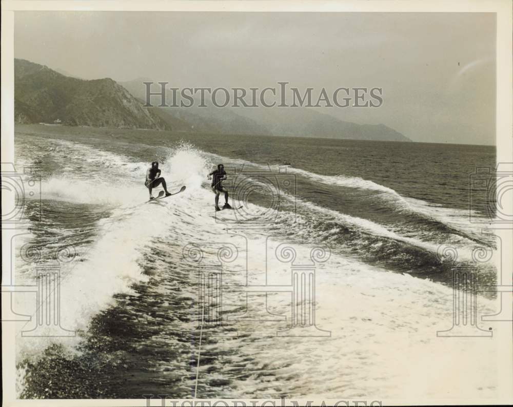 1938 Press Photo DeWitt Knox &amp; Bob Brown in aquaplane race, Hermosa Beach, CA- Historic Images