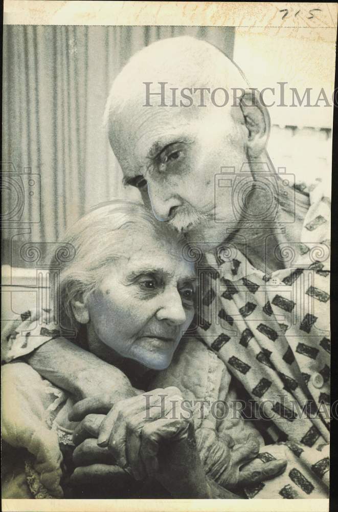 1971 Press Photo Tom Ingram, 101 years young, hugs wife Eva, Kentucky- Historic Images