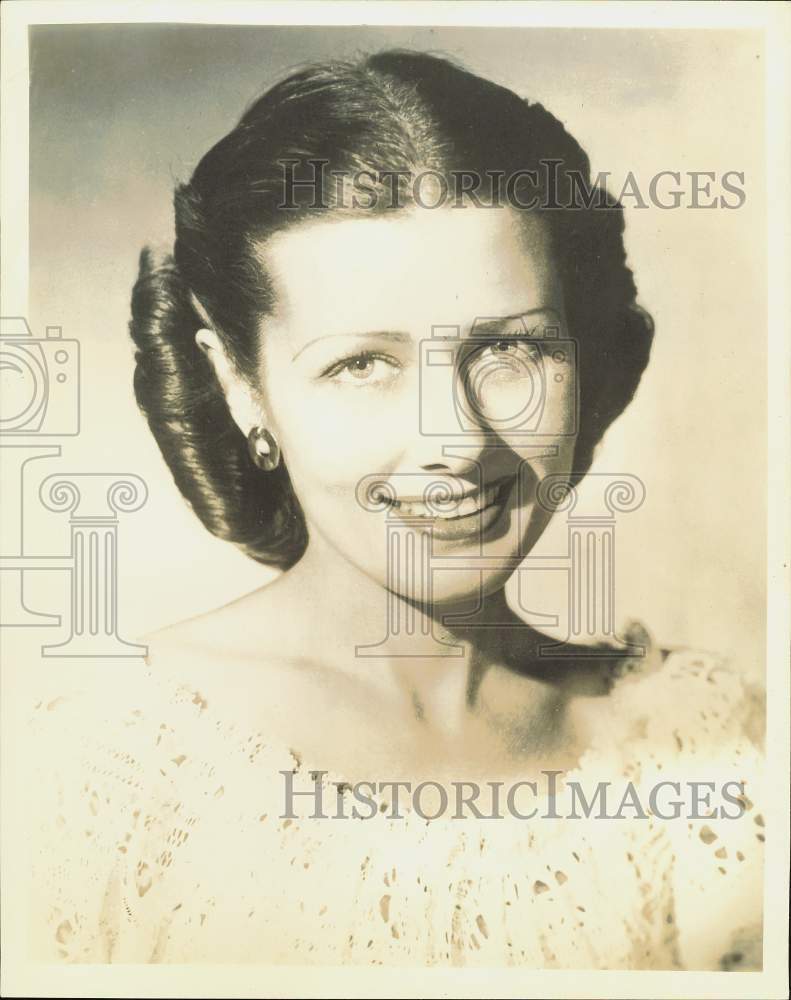 1944 Press Photo Singer Leah Ray, "Listening Lady" of the Morton Downey program- Historic Images