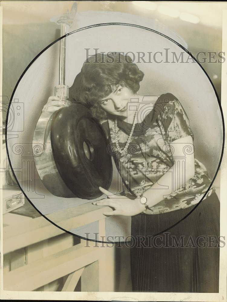1923 Press Photo Agnes Leonard with giant radio phone at Grand Central Palace- Historic Images