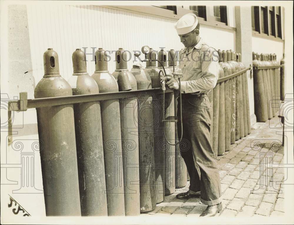 1938 Press Photo H.H. Frye tests helium-oxygen mixture for Navy divers, DC- Historic Images